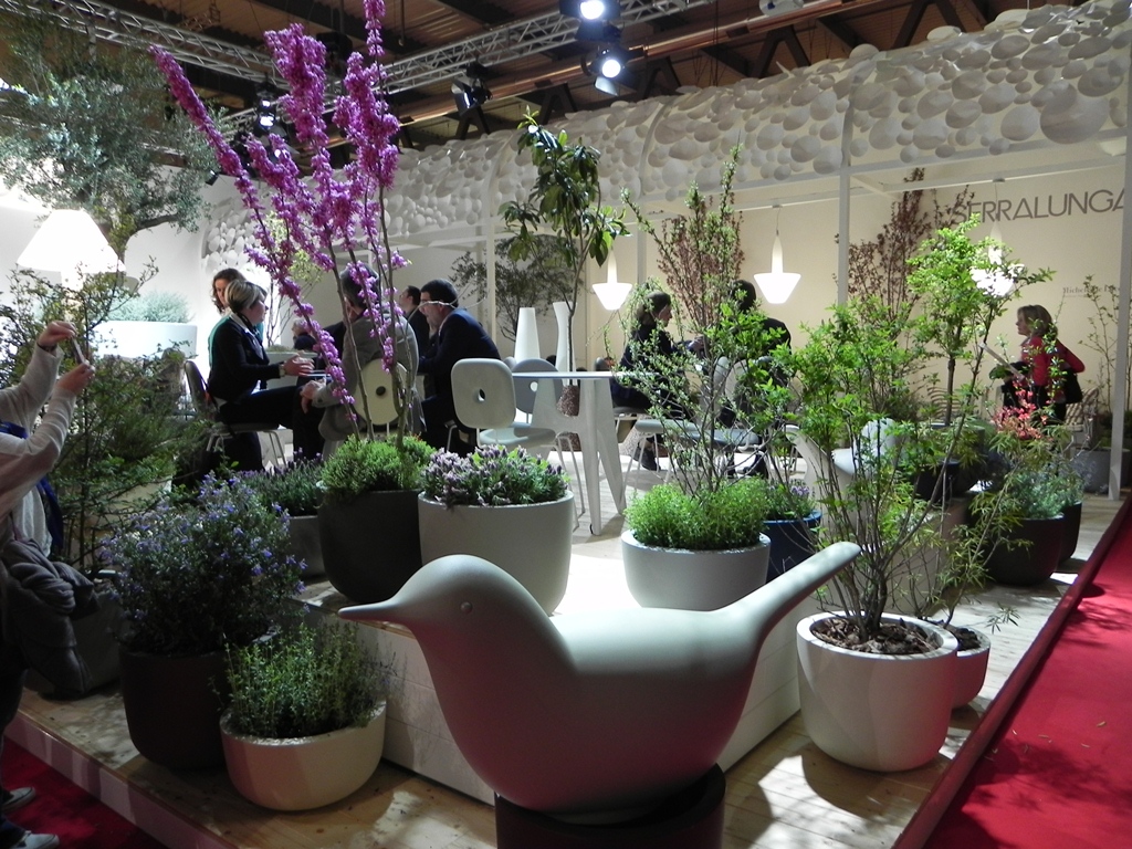 Giardino d'interno : vaso luminoso, insolita paloma, spiga appendiabiti e un porcino come sgabello